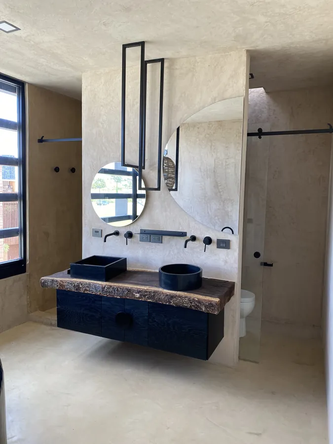 Baño con doble lavabo azul y mármol — casa residencial construida por Prisma Habita en Puebla