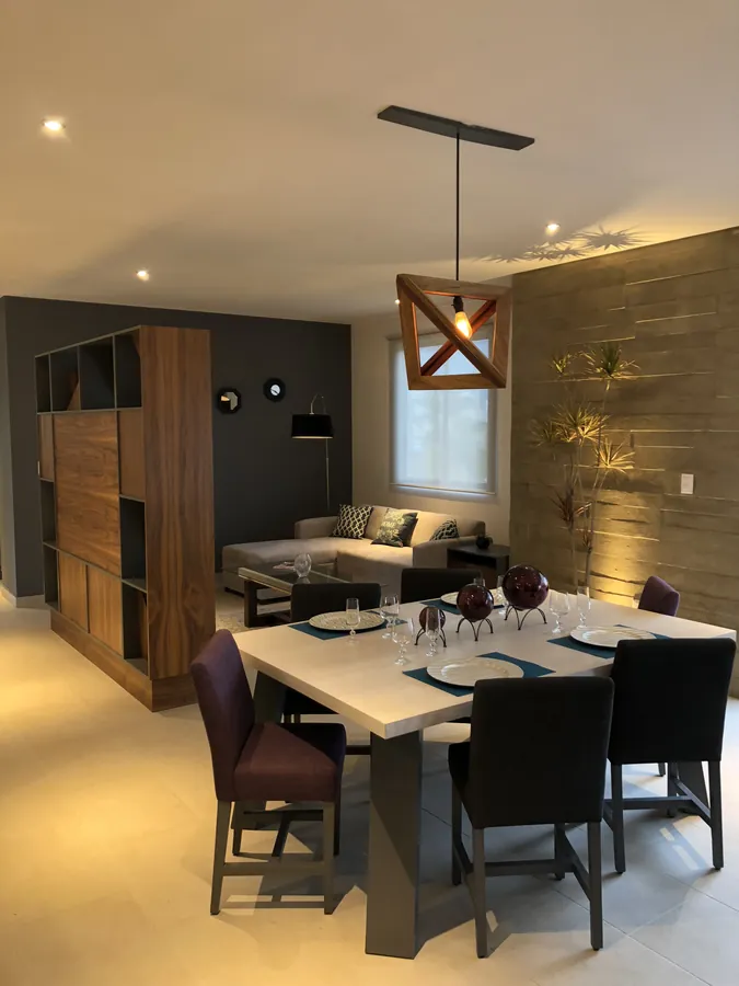 Comedor con muro de madera y lámparas colgantes — casa residencial construida por Prisma Habita en Puebla