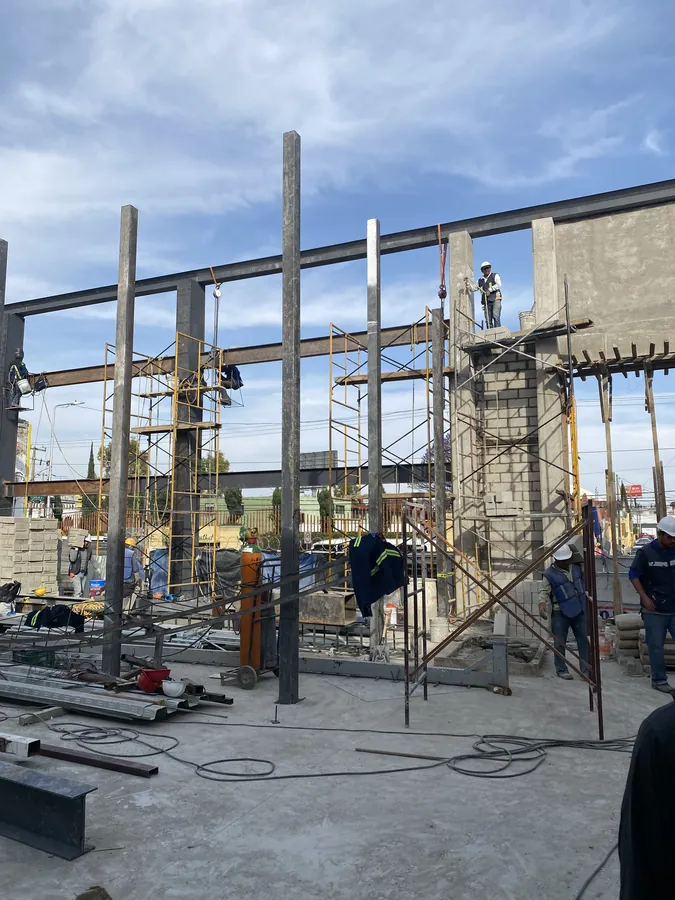 Montaje de estructura de acero con obrero — proceso de construcción de casa residencial en Puebla