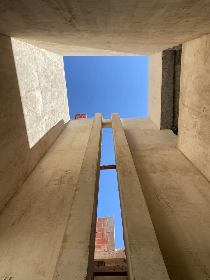 Vista hacia el cielo por un tragaluz en obra negra — proceso de construcción de casa residencial en Puebla