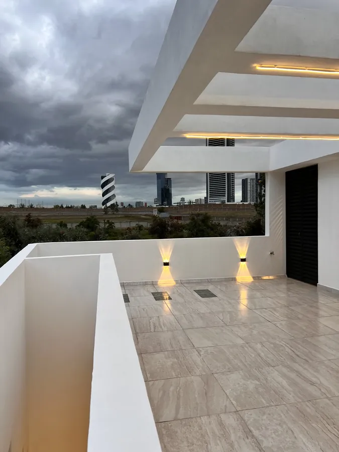 Sala de doble altura con salida a terraza — residencia contemporánea de doble altura en Puebla