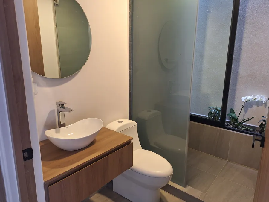 Baño con lavabo de sobreponer y espejo redondo — casa Missouri 99 en el corredor Angelópolis, Puebla