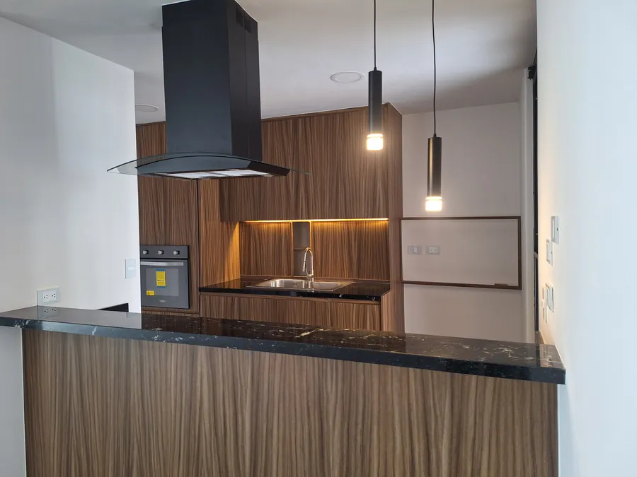 Cocina con campana y lámparas colgantes — casa Missouri 99 en el corredor Angelópolis, Puebla