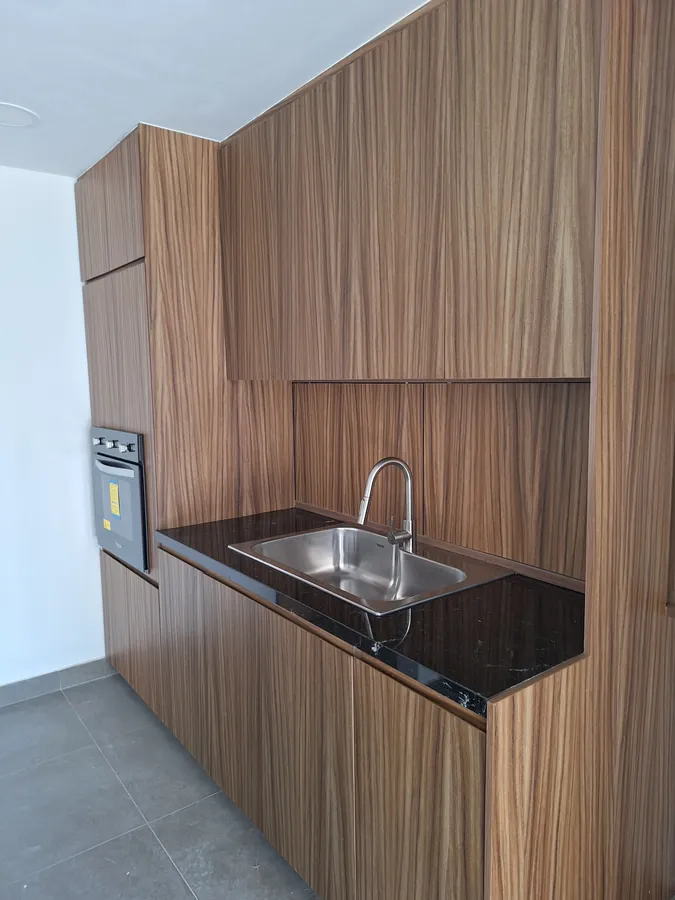 Cocina de madera con tarja y horno integrado — casa Missouri 99 en el corredor Angelópolis, Puebla