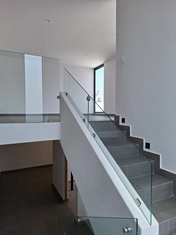 Escalera con barandal de cristal — casa Missouri 99 en el corredor Angelópolis, Puebla