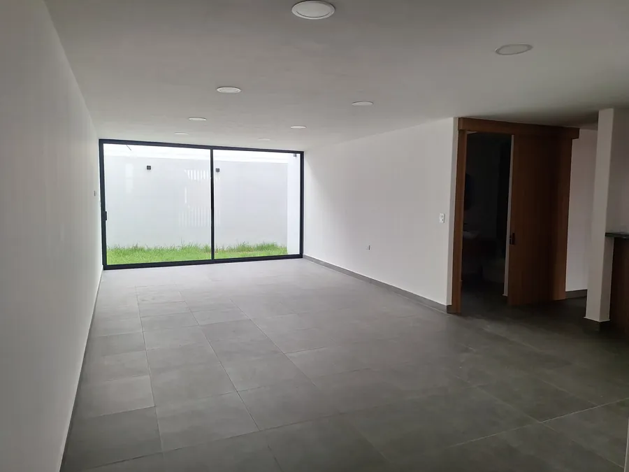 Estancia con salida de cristal al jardín — casa Missouri 99 en el corredor Angelópolis, Puebla