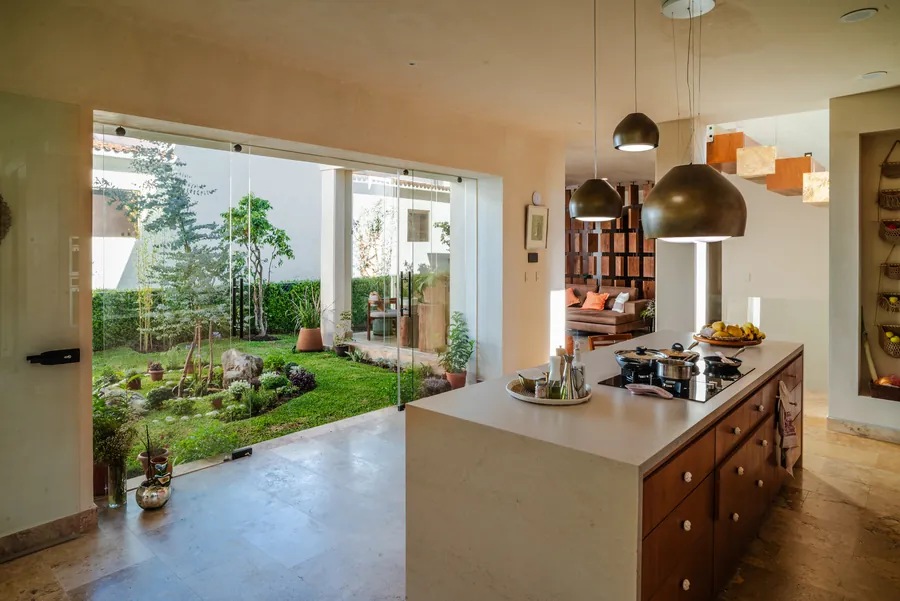 Cocina con isla abierta al jardín interior — casa residencial de autor en Atlixco, Puebla