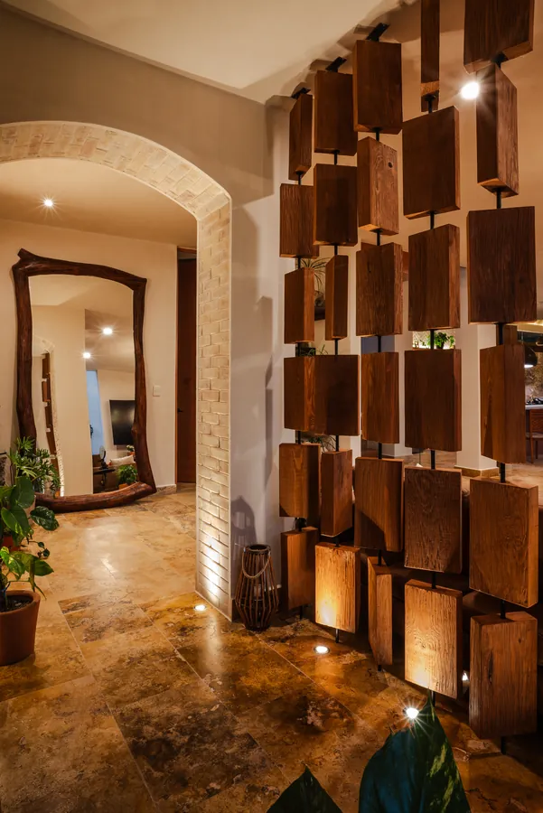Pasillo con nichos de madera iluminados — casa residencial de autor en Atlixco, Puebla